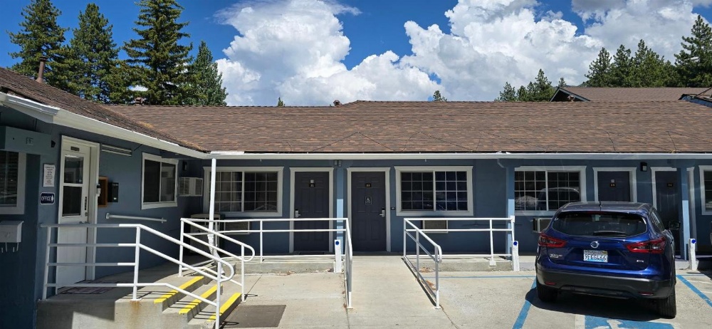 Bluebird Day Inn & Suites