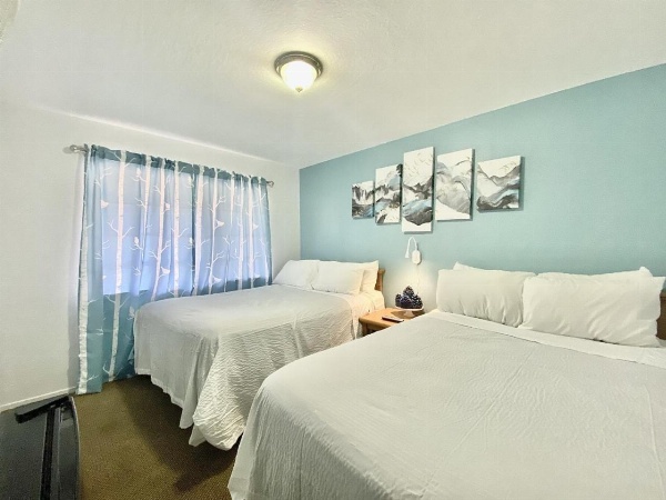 Bluebird Day Inn & Suites Main image